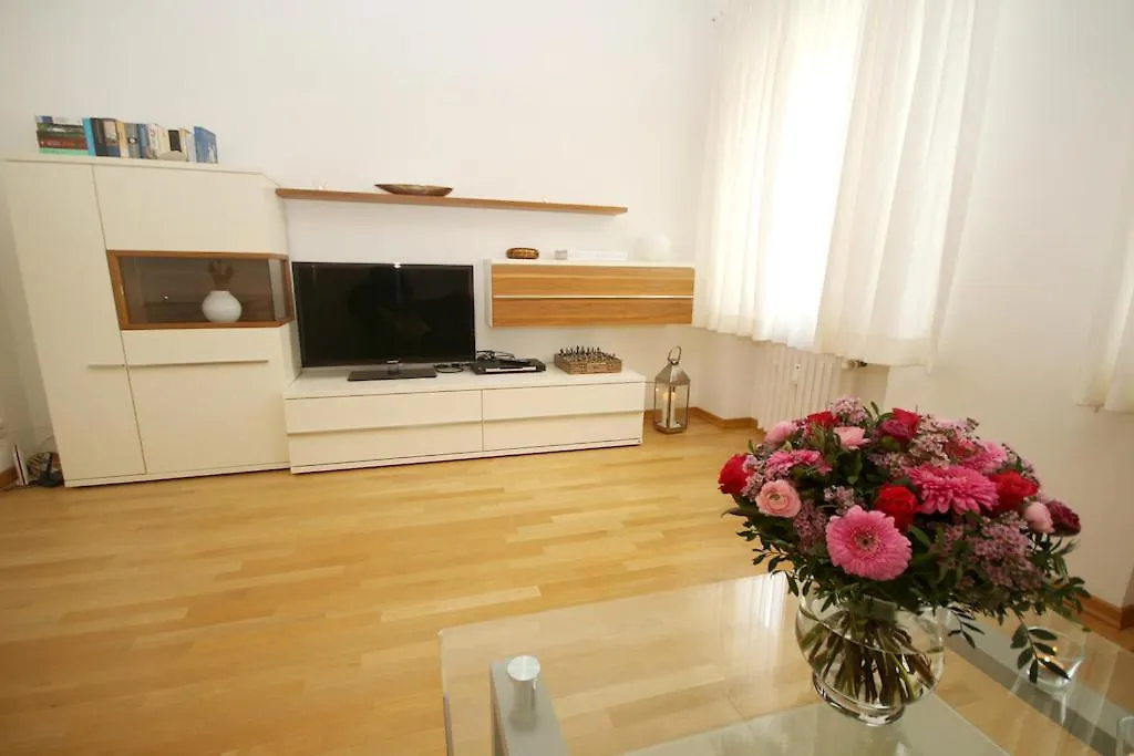 Moebliertes Apartment Im Herzen Von Duesseldorf 0*, Dusseldorf Germany