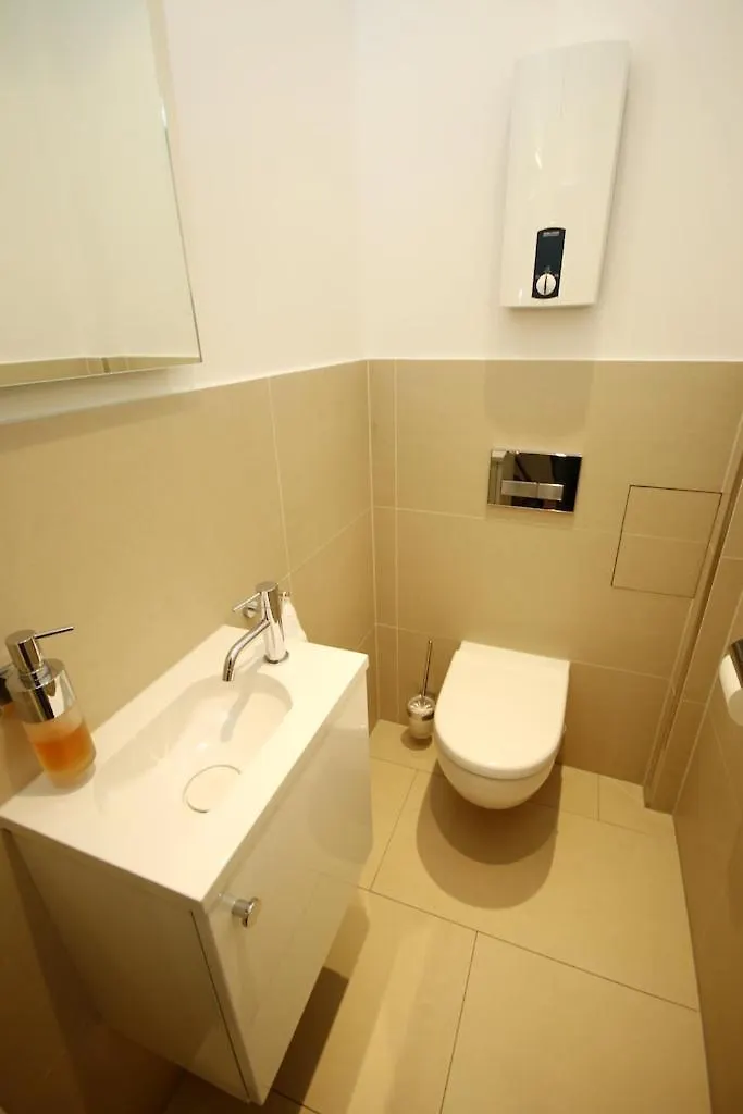 Moebliertes Apartment Im Herzen Von Duesseldorf 0*, Dusseldorf